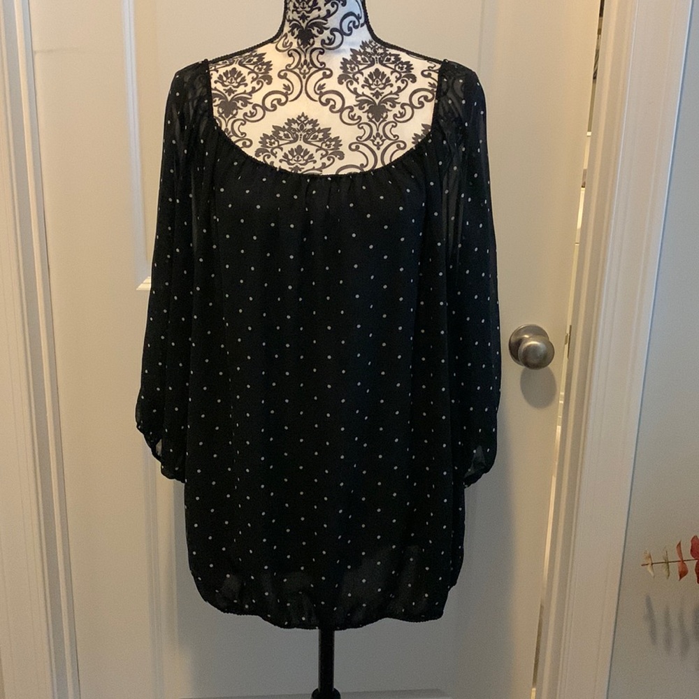 Woman’s 3/4 sleeve black and white polka dot top.